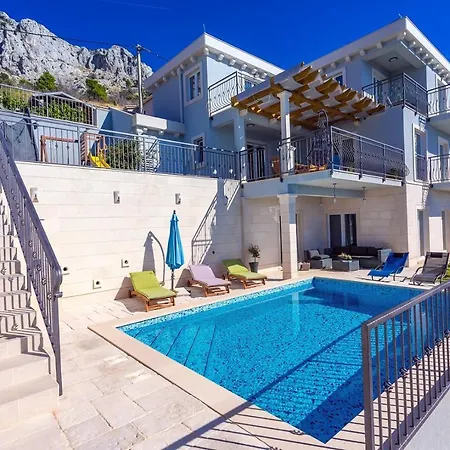 Villa S&a With Heated Private Pool, 3 Bedrooms, 3 Bathrooms, Playground *